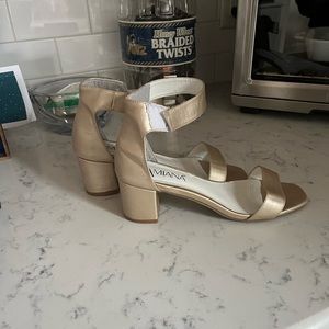 Amilana hardly used tan/gold shoes size 7